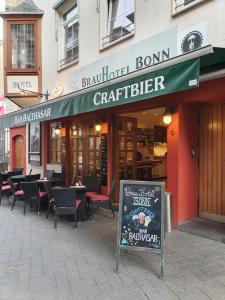 BrauHotel Bonn في بون: مطعم فيه لافته امام مبنى
