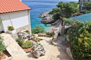 une maison avec vue sur l'océan dans l'établissement Robinson Marko, à Gdinj