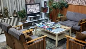 ein Wohnzimmer mit einem Tisch und einem Sofa in der Unterkunft OTEL ÇINAR in Erzurum