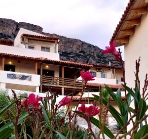 ein Gebäude mit rosa Blumen davor in der Unterkunft Creta Suites in Koutsounári
