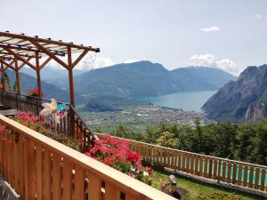einen Balkon mit Blumen und Seeblick in der Unterkunft Garda Blu Apartment in Riva del Garda