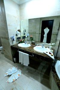 A bathroom at El Minzah Hotel