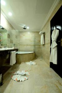 فندق المنزه في طنجة: حمام مع حوض ومغسلة