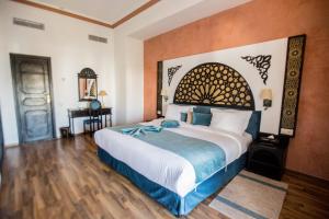A bed or beds in a room at El Minzah Hotel
