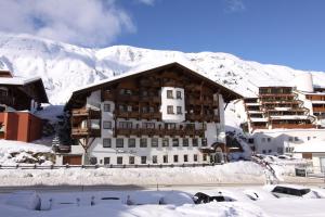 オーバーグルグルにあるHaus Hohenfelsの雪の大きな山の建物