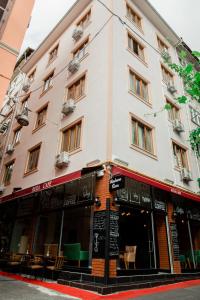 een groot wit gebouw in een stadsstraat bij madame roza in Istanbul