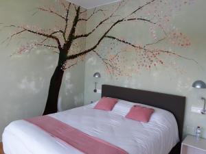 1 dormitorio con un árbol pintado en la pared en Casa Lamberdina, en Parroquia de la Fuensanta