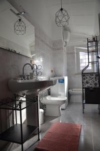un bagno con lavandino e WC di LA CASA DEI RICORDI a Sirolo Altre 26 foto
