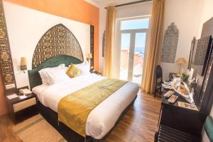A bed or beds in a room at El Minzah Hotel