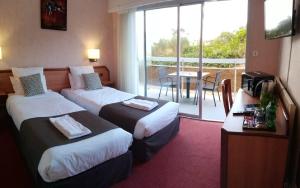 Postel nebo postele na pokoji v ubytování Hotel Particulier LE ROCHER DES MARAIS "Proximité Plage & Vue mer pour certains hébergements"