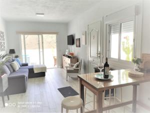 San PedroにあるLa Casita de Juani,La Suerteのソファとテーブルのあるリビングルーム