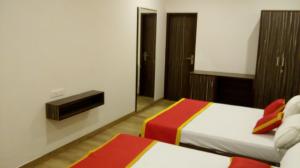 een hotelkamer met twee bedden in een kamer bij Gulabi Bagh Resort in Jaipur +6 foto's