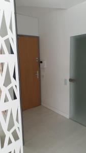um quarto vazio com uma porta e um quarto com uma porta em Blue Seaside Apartment em Gdansk