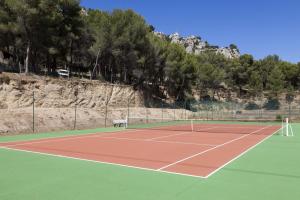 - un court de tennis avec un banc au-dessus dans l'établissement Best Western Domaine de Roquerousse, à Salon-de-Provence