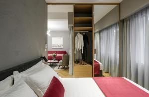 - une chambre avec un lit et un dressing dans l'établissement Olvios Luxury Suites, à Thessalonique