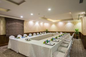 una grande sala riunioni con un lungo tavolo e sedie di Le Park Concord Hotel Al Majmaah a Al Majmaah Altre 53 foto