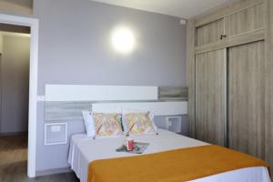 1 dormitorio con 1 cama grande y armario de madera en Wonderful View, en Tacoronte