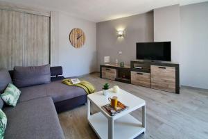 ein Wohnzimmer mit einem Sofa und einem TV in der Unterkunft Wonderful View in Tacoronte