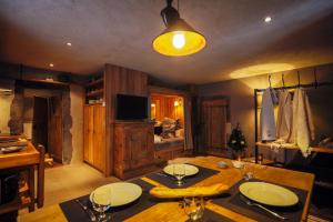 une salle à manger avec une table et une télévision dans l'établissement La Ferme des Lombardes by Casalero, à Saint-Jean-de-Sixt