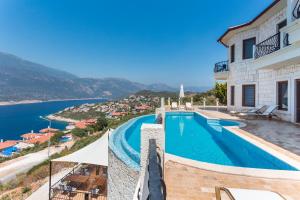 una villa con piscina e vista sull'oceano di Hillcity Hotel a Kaş