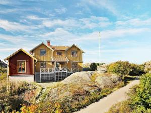 謝爾港的住宿－12 person holiday home in Sk rhamn，山丘上的房子,前面有一条小径