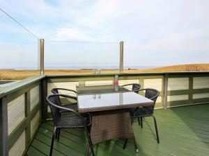 En balkon eller terrasse på 6 person holiday home in Tranek r