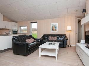- un salon avec deux canapés en cuir et une table dans l'établissement 10 person holiday home in Glesborg, à Fjellerup Strand