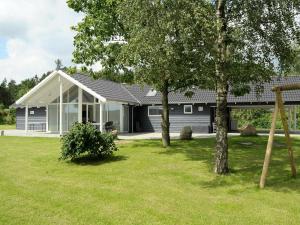 DalsgårdeにあるThree-Bedroom Holiday home in Silkeborg 3の木々が目の前に広がる庭の家