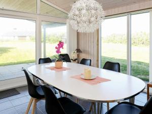comedor con mesa blanca y sillas en 6 person holiday home in L kken, en Løkken