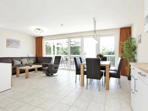 een keuken en een woonkamer met een tafel en stoelen bij Two-Bedroom Holiday home in Großenbrode 15 in Großenbrode