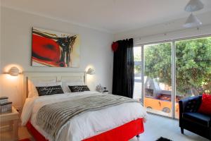 Postel nebo postele na pokoji v ubytování Wilderness Beach Cottage + 14 fotografií