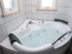 Koupelna v ubytování Three-Bedroom Holiday home in Brovst 31