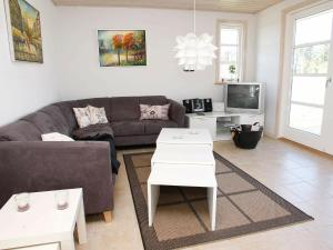 TV a/nebo společenská místnost v ubytování Three-Bedroom Holiday home in Brovst 31