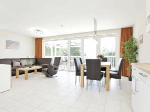 uma cozinha e sala de estar com mesa e cadeiras em Two-Bedroom Holiday home in Großenbrode 8 em Grossenbrode