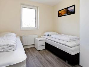 2 camas individuais num quarto com uma janela em Two-Bedroom Holiday home in Großenbrode 8 em Grossenbrode