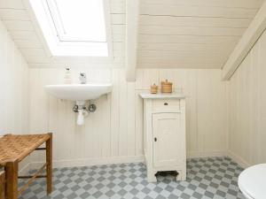 Baño blanco con lavabo y lavabo en 6 person holiday home in Bjert en Sønder Bjert