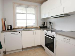 Kuchyň nebo kuchyňský kout v ubytování Three-Bedroom Holiday home in Brovst 31