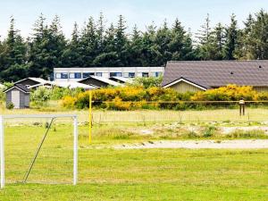 Zahrada ubytování Three-Bedroom Holiday home in Brovst 31