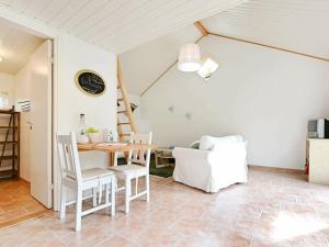 een keuken en een woonkamer met een tafel en stoelen bij 4 person holiday home in M nster s in Mönsterås