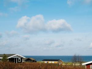 Skåstrupにある8 person holiday home in Bogenseの海上の家屋群