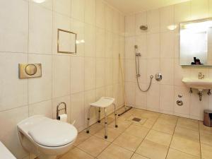 Kúpeľňa v ubytovaní Two-Bedroom Holiday home in Großenbrode 4