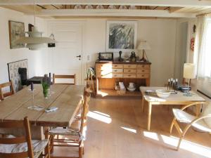 Idestrupにある8 person holiday home in Idestrupのリビングルーム(木製テーブル、椅子付)