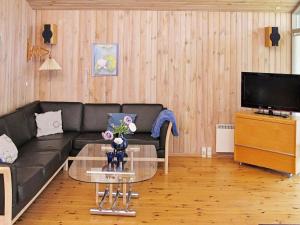 Imagen de la galería de Three-Bedroom Holiday home in Idestrup 5, en Bøtø By