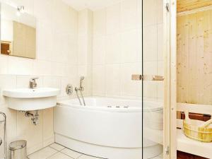 ein Badezimmer mit einer Badewanne und einem Waschbecken in der Unterkunft Two-Bedroom Holiday home in Großenbrode 16 in Großenbrode