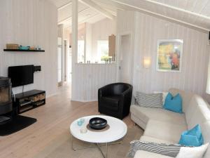 ein Wohnzimmer mit einem Sofa und einem Tisch in der Unterkunft Three-Bedroom Holiday home in Sydals 9 in Vibøge