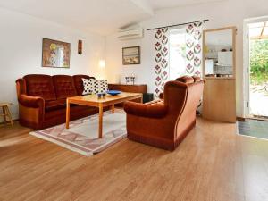 Sala de estar con 2 sofás y mesa en 9 person holiday home in UGGLARP, en Ugglarp