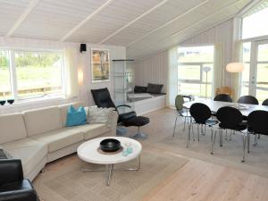 VibøgeにあるThree-Bedroom Holiday home in Sydals 9のリビングルーム(ソファ、テーブル、椅子付)