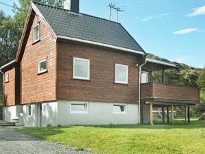 een groot huis met een gambrel dak bij 5 person holiday home in VEVANG in Vevang
