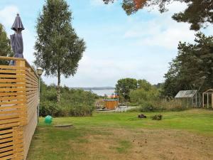 Jardín al aire libre en Three-Bedroom Holiday home in Svanesund 3
