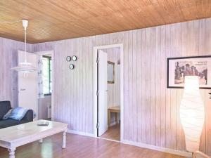 sala de estar con mesa y techo de madera en 6 person holiday home in Nex, en Snogebæk
